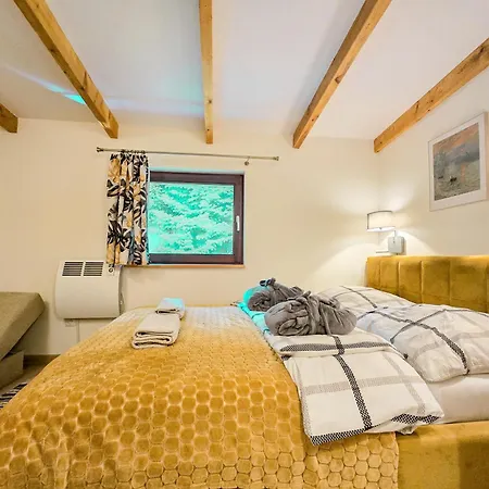 Pod Swierkami & Jacuzzi Дом отдыха Еленя-Гура