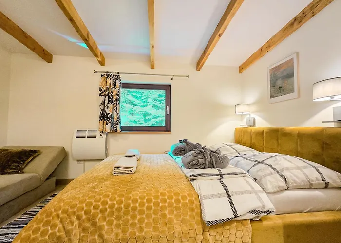 Pod Swierkami & Jacuzzi Сasa de vacaciones Jelenia Góra